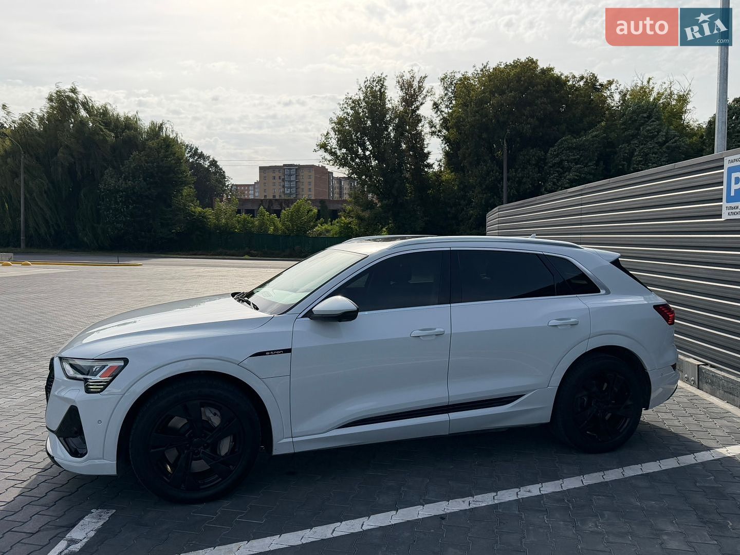 Audi e-tron 2021 VIN WA1LAAGE8MB002102 фото оголошення 4 з 25