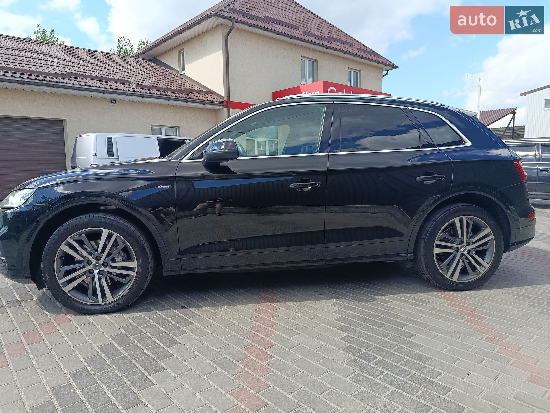 Audi Q5 2019 VIN WAUZZZFY8K2115318 фото оголошення 3 з 36