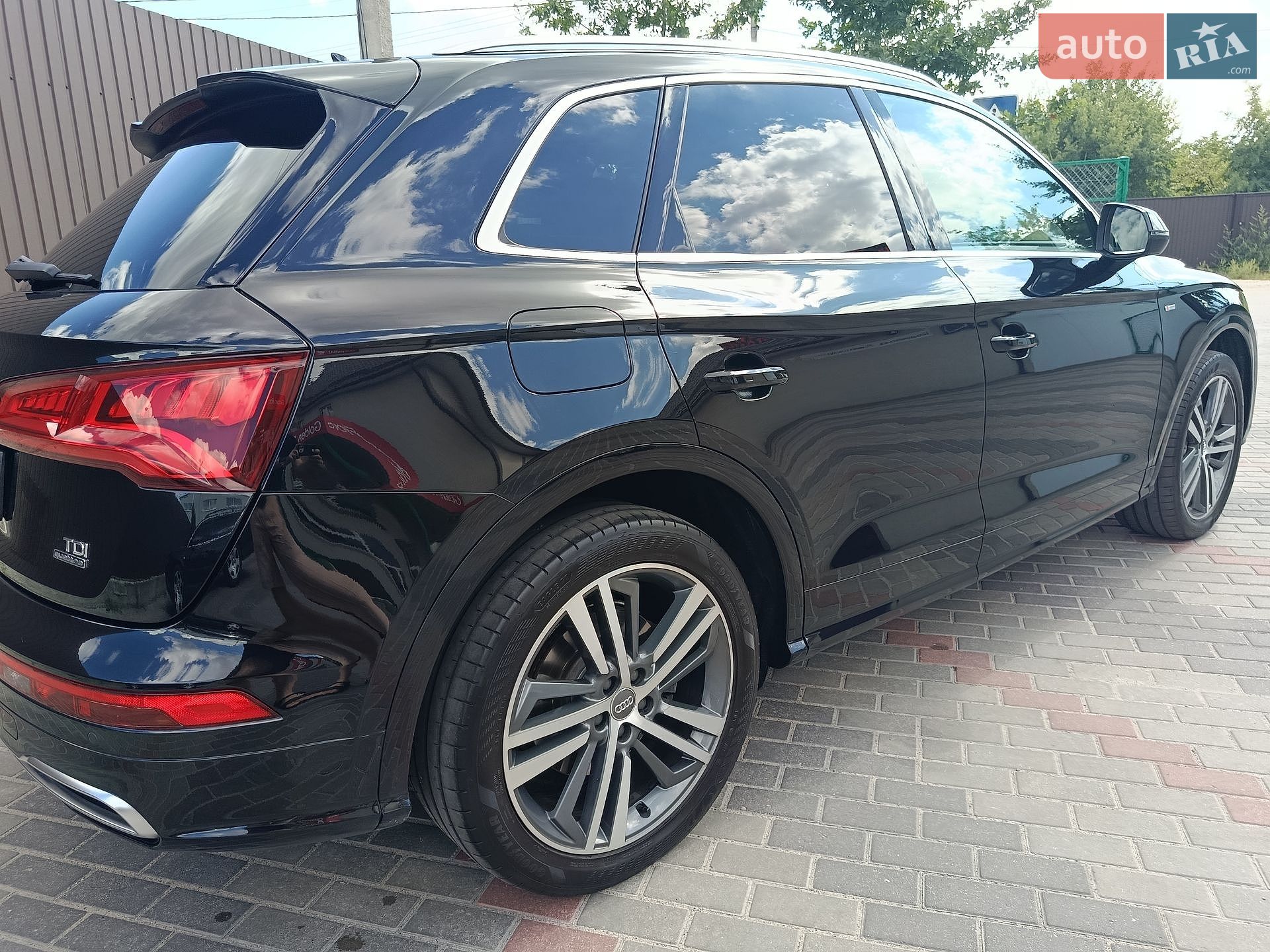 Audi Q5 2019 VIN WAUZZZFY8K2115318 фото оголошення 6 з 36