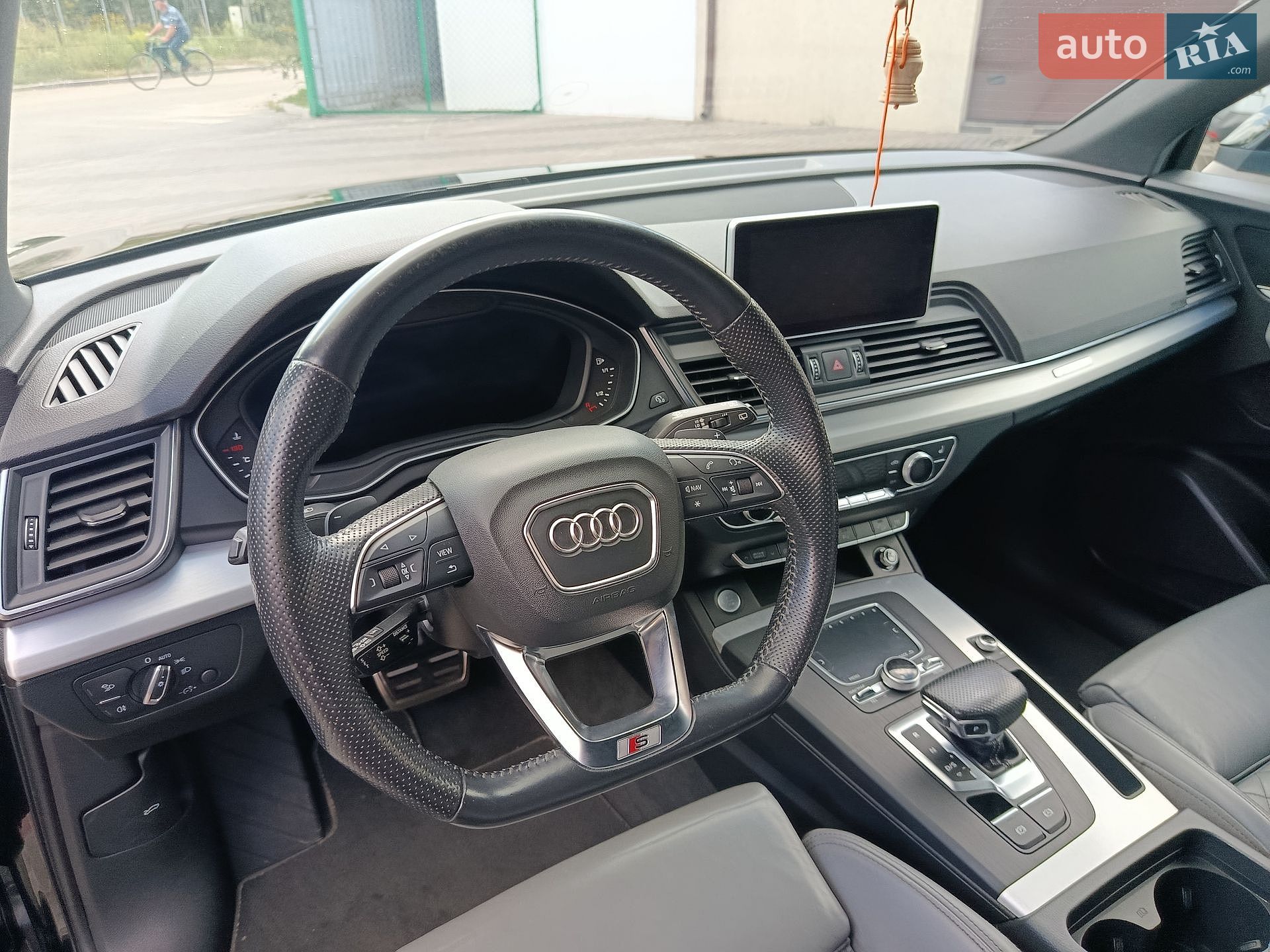 Audi Q5 2019 VIN WAUZZZFY8K2115318 фото оголошення 14 з 36