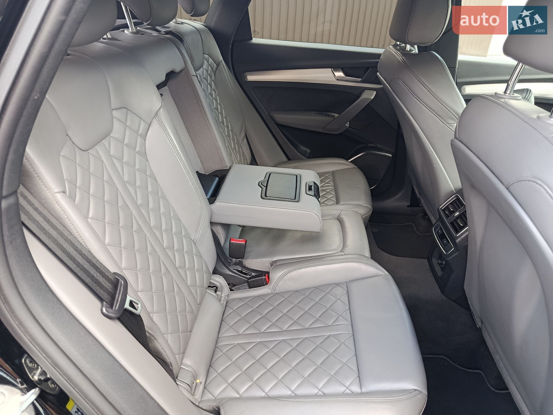 Audi Q5 2019 VIN WAUZZZFY8K2115318 фото оголошення 30 з 36