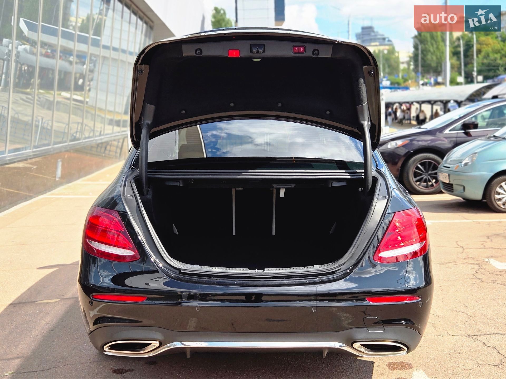Mercedes-Benz E-Class 2019 VIN WDDZF4KB4KA623569 фото оголошення 10 з 33