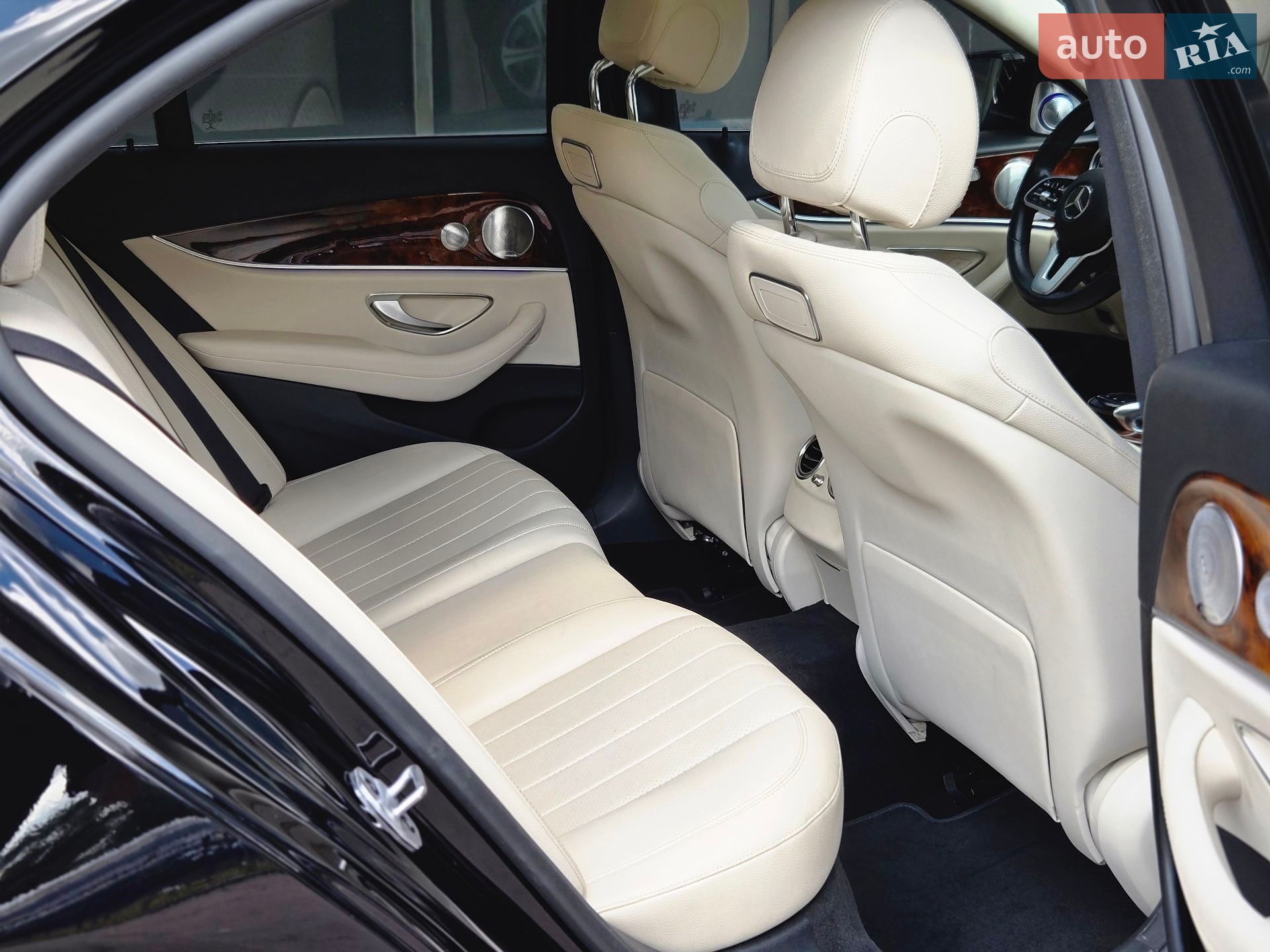 Mercedes-Benz E-Class 2019 VIN WDDZF4KB4KA623569 фото оголошення 18 з 33
