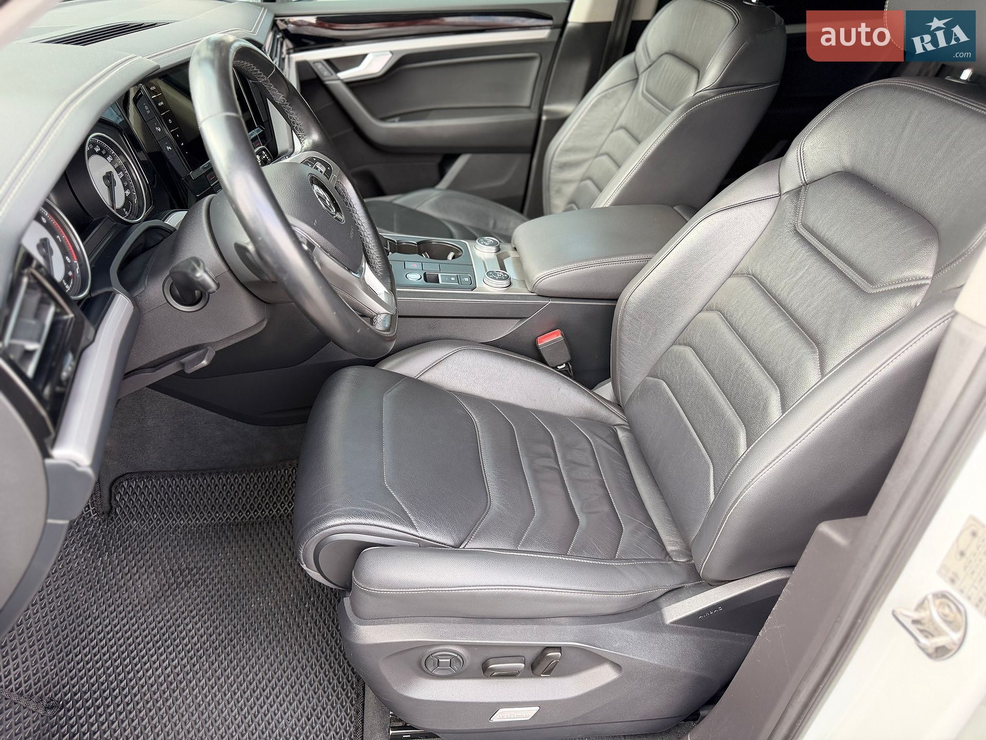 Volkswagen Touareg 2019 VIN WVGZZZCRZLD008985 фото оголошення 16 з 33