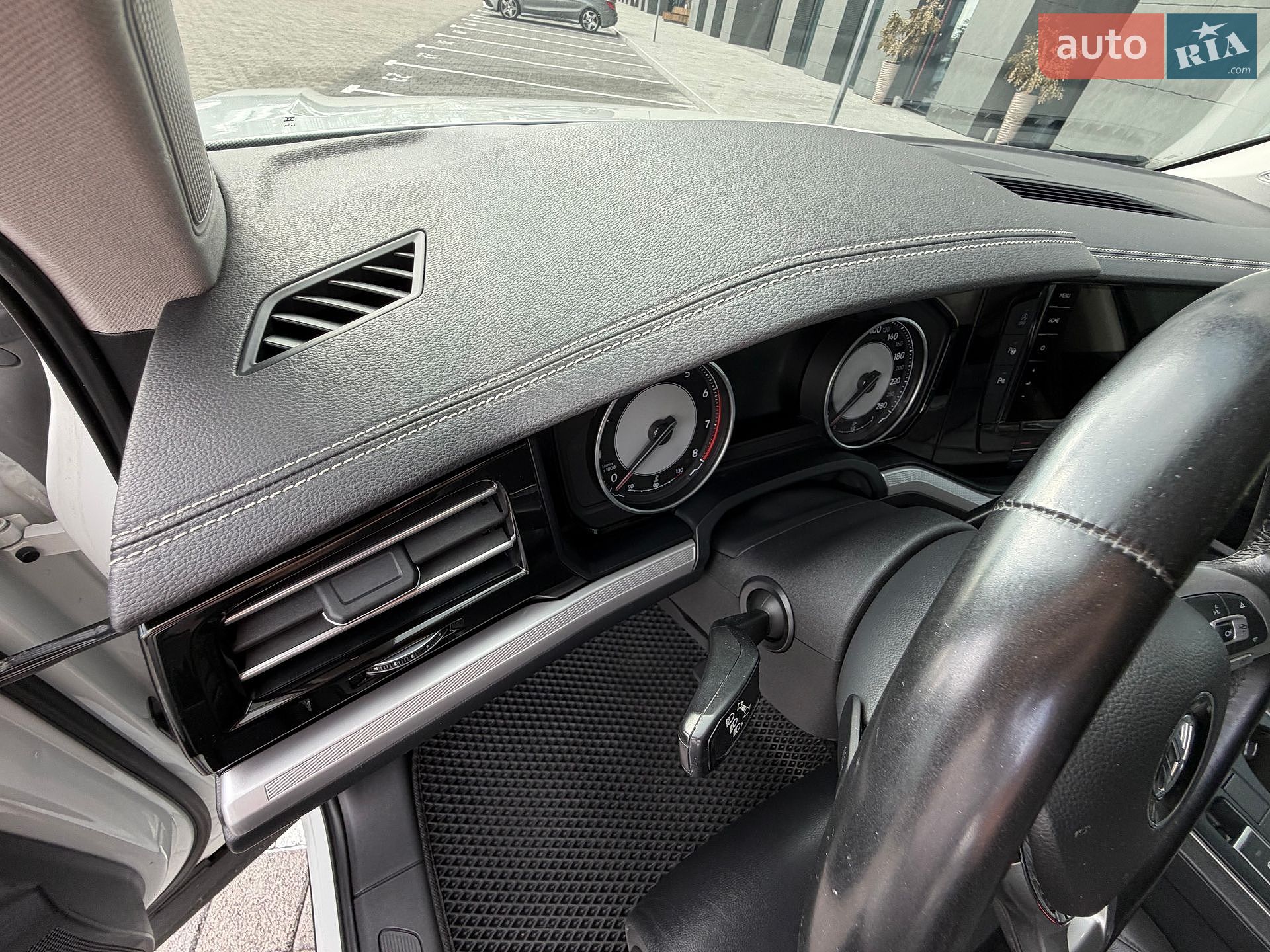 Volkswagen Touareg 2019 VIN WVGZZZCRZLD008985 фото оголошення 17 з 33