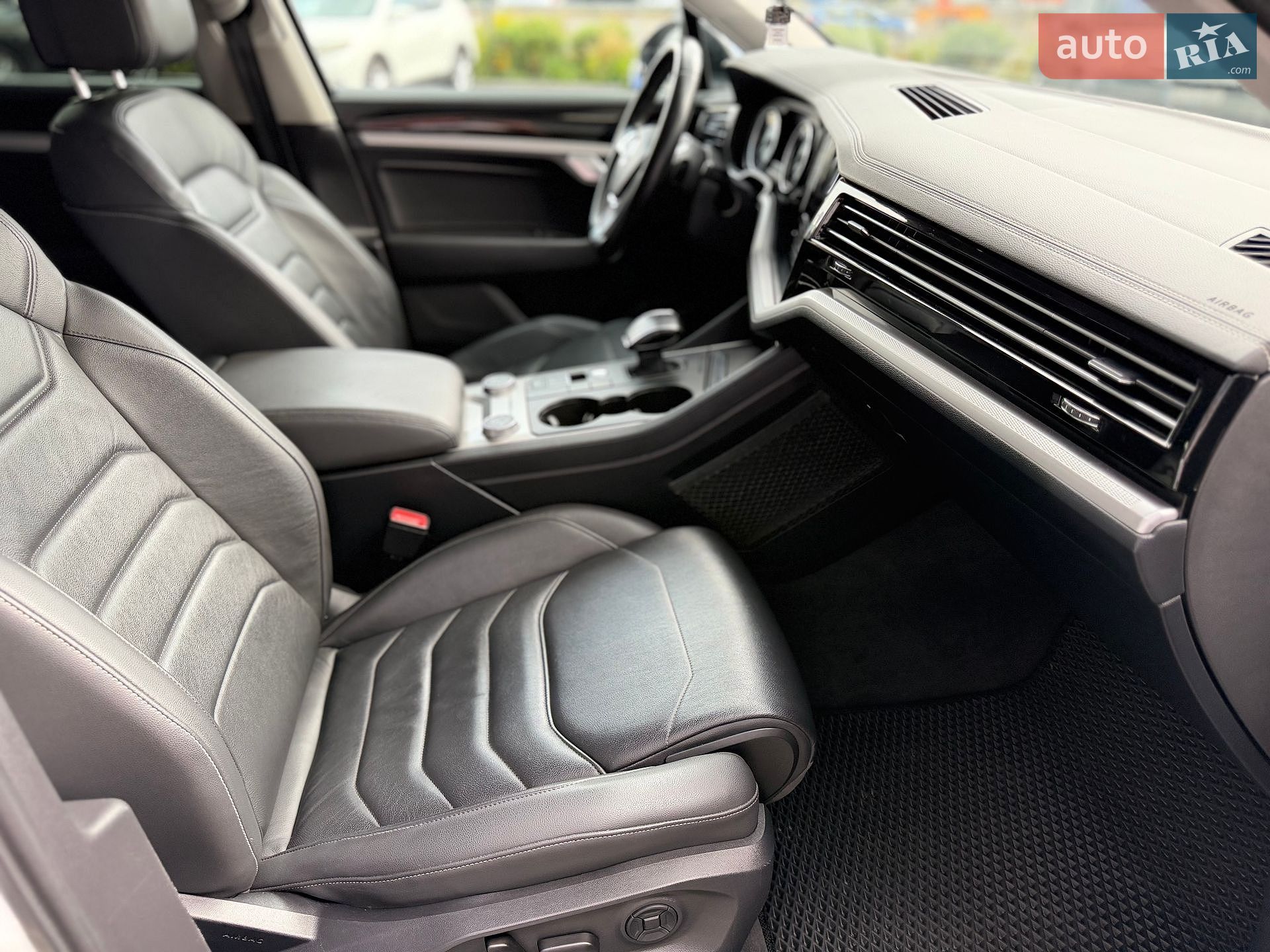 Volkswagen Touareg 2019 VIN WVGZZZCRZLD008985 фото оголошення 19 з 33
