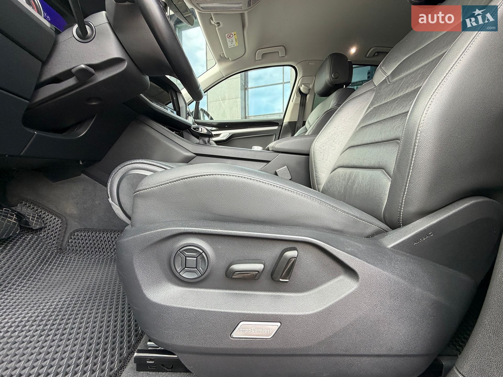 Volkswagen Touareg 2019 VIN WVGZZZCRZLD008985 фото оголошення 26 з 33