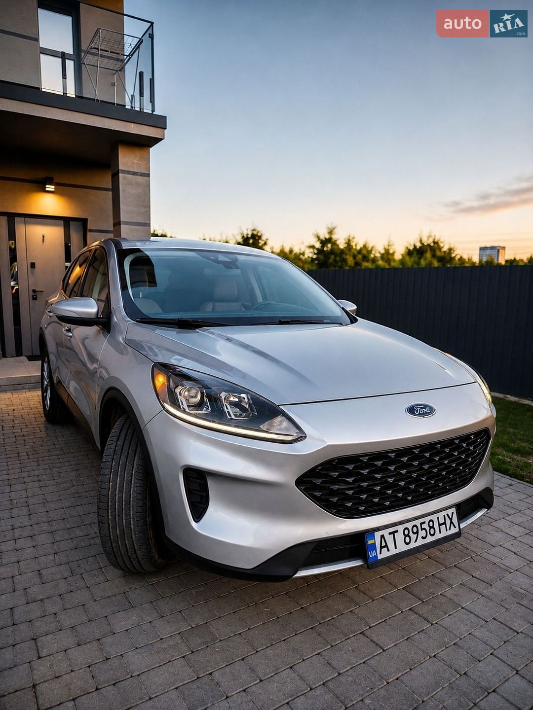 Ford Escape 2019 VIN 1FMCU9G65LUA51938 фото оголошення 2 з 11