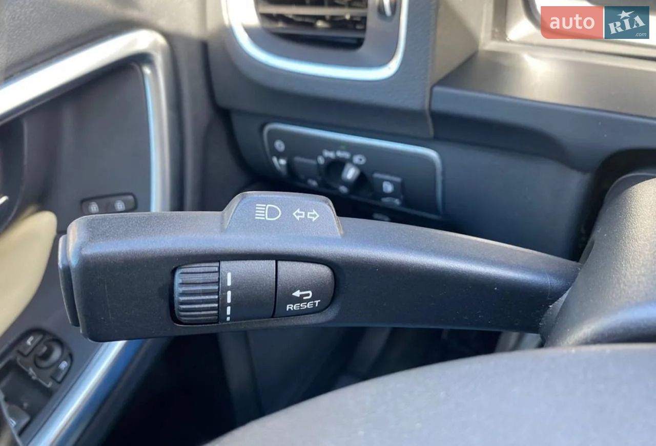 Volvo S60 2016 VIN YV126MFK8G2411095 фото оголошення 18 з 28