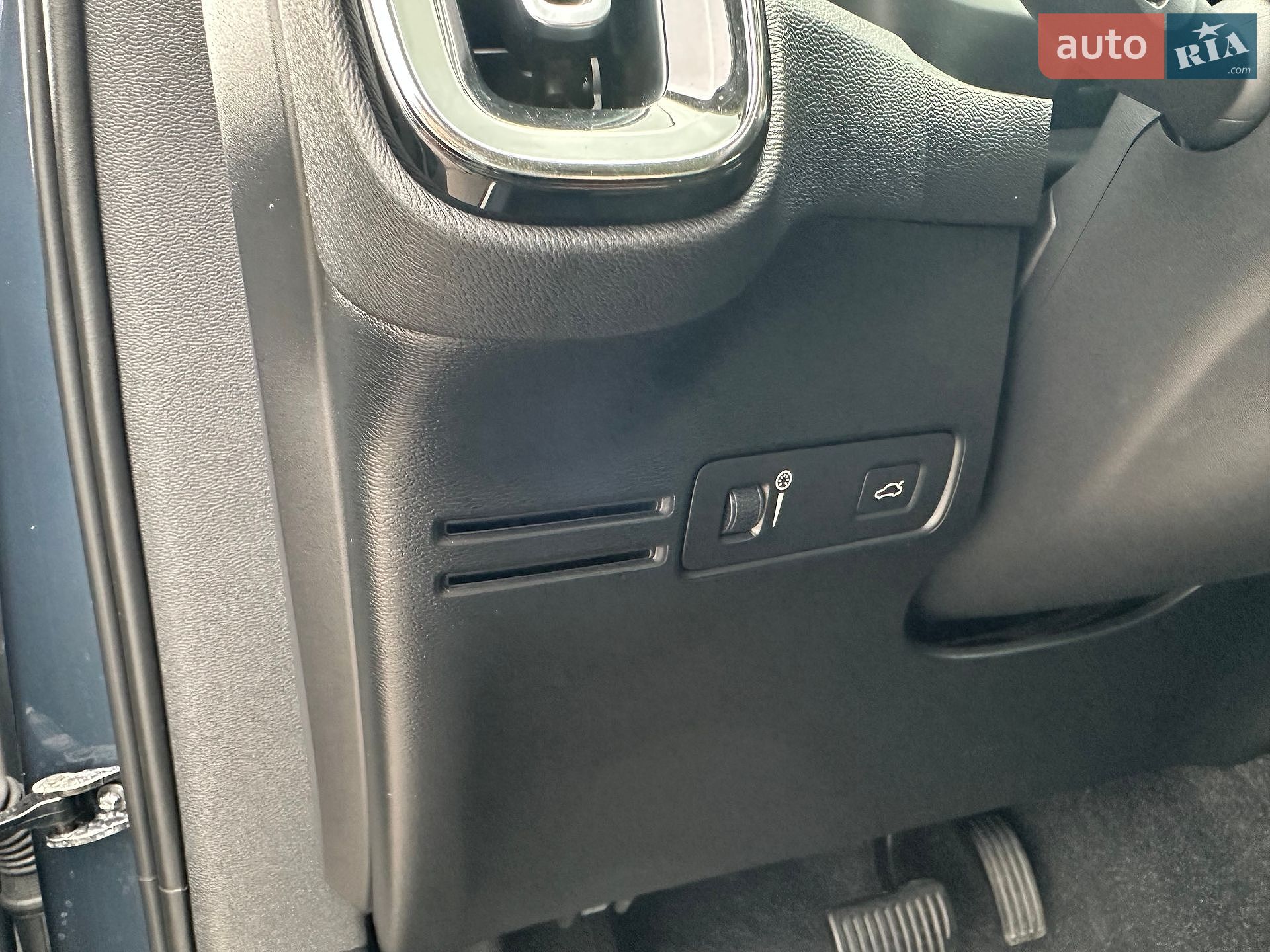 Volvo XC40 2019 VIN YV1XZ72BCK2147218 фото оголошення 19 з 39