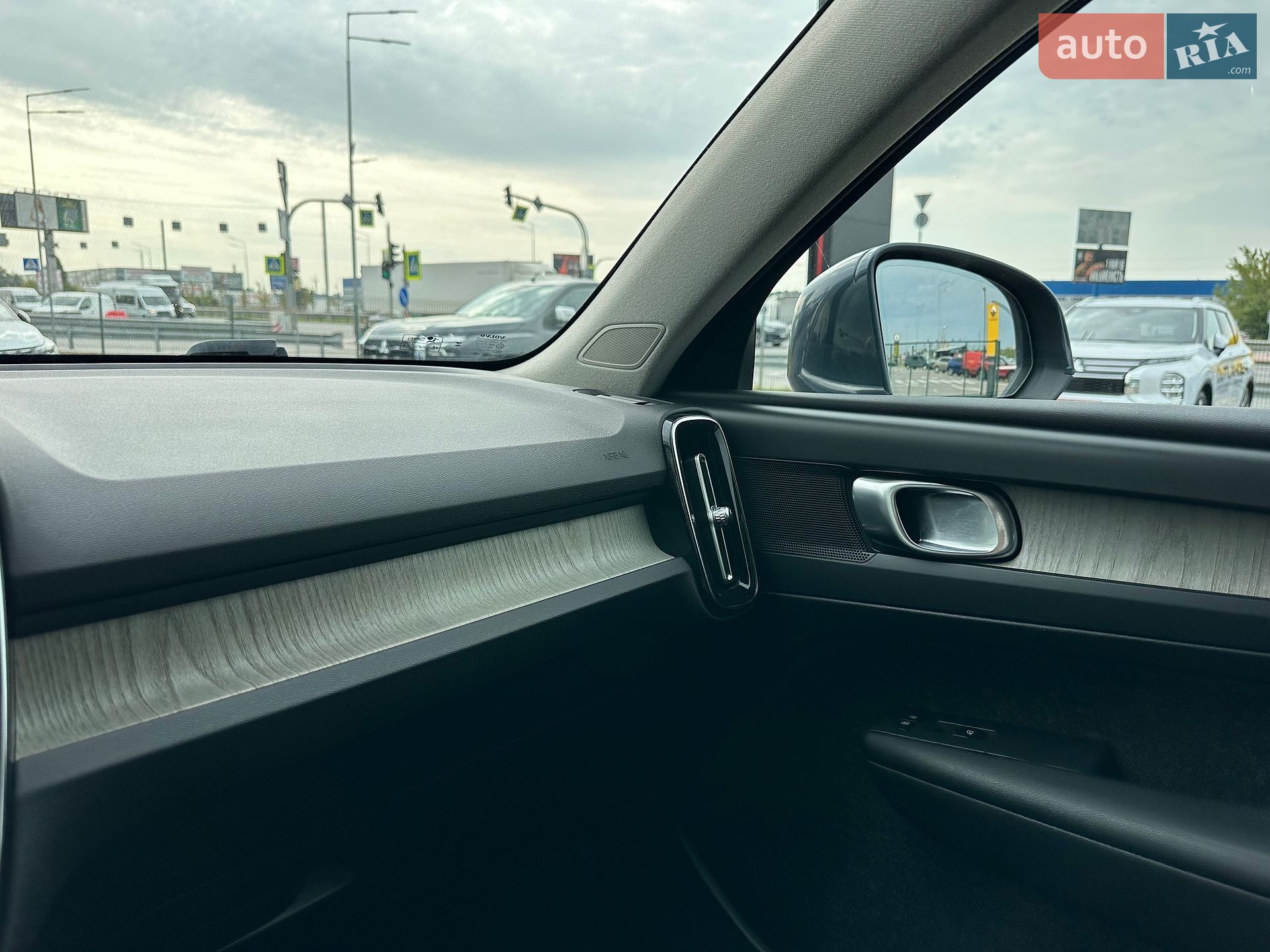 Volvo XC40 2019 VIN YV1XZ72BCK2147218 фото оголошення 32 з 39