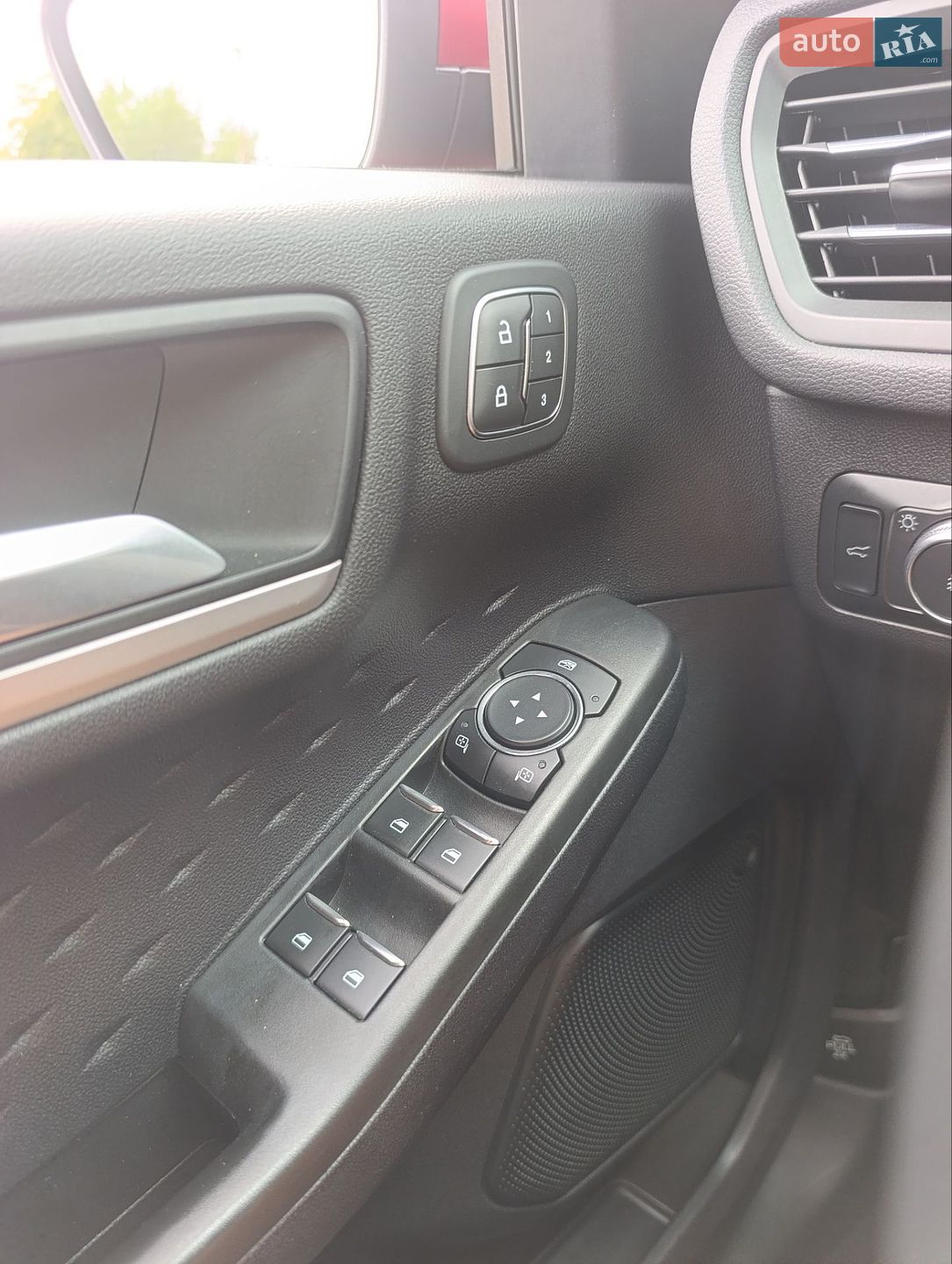Ford Escape 2020 VIN 1FMCU0H60LUC22461 фото оголошення 28 з 35
