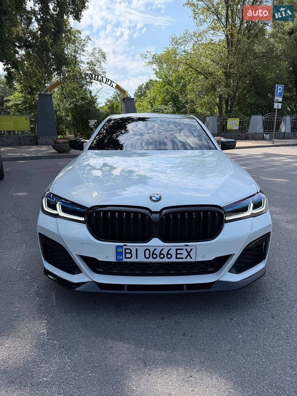BMW 5 Series 2018 VIN WBAJE7C52KWW07553 фото оголошення 2 з 56