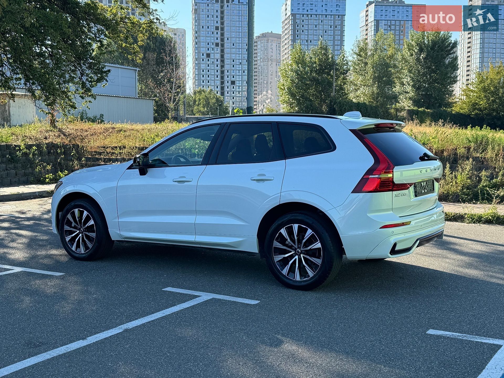 Volvo XC60 2023 VIN YV4L12RK5R1715757 фото оголошення 6 з 26