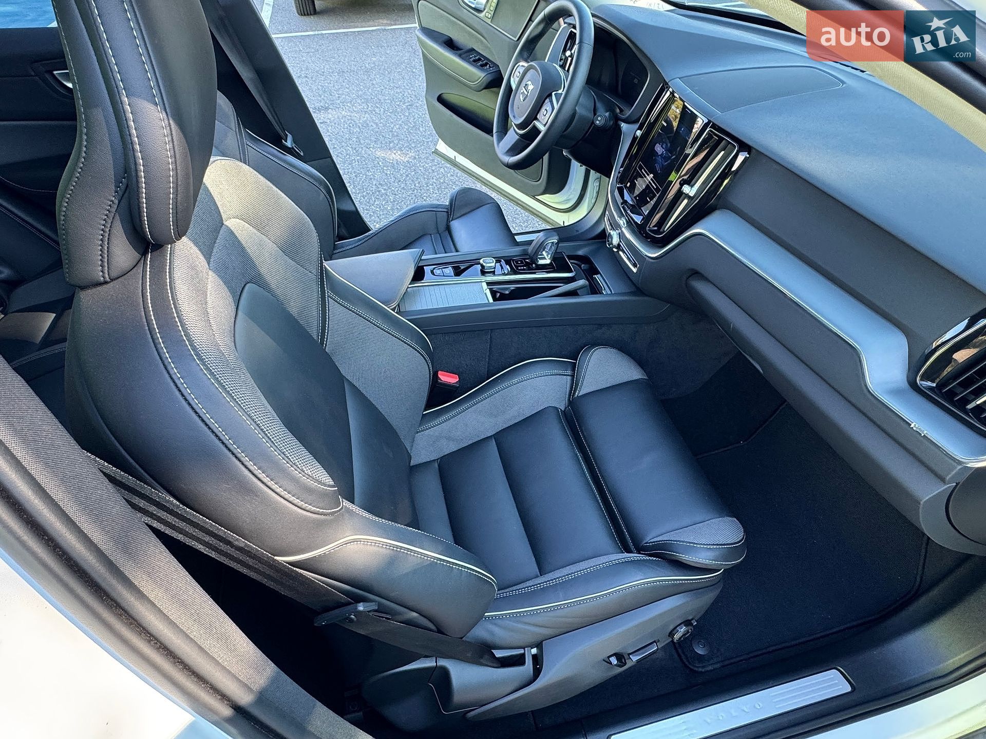 Volvo XC60 2023 VIN YV4L12RK5R1715757 фото оголошення 17 з 26