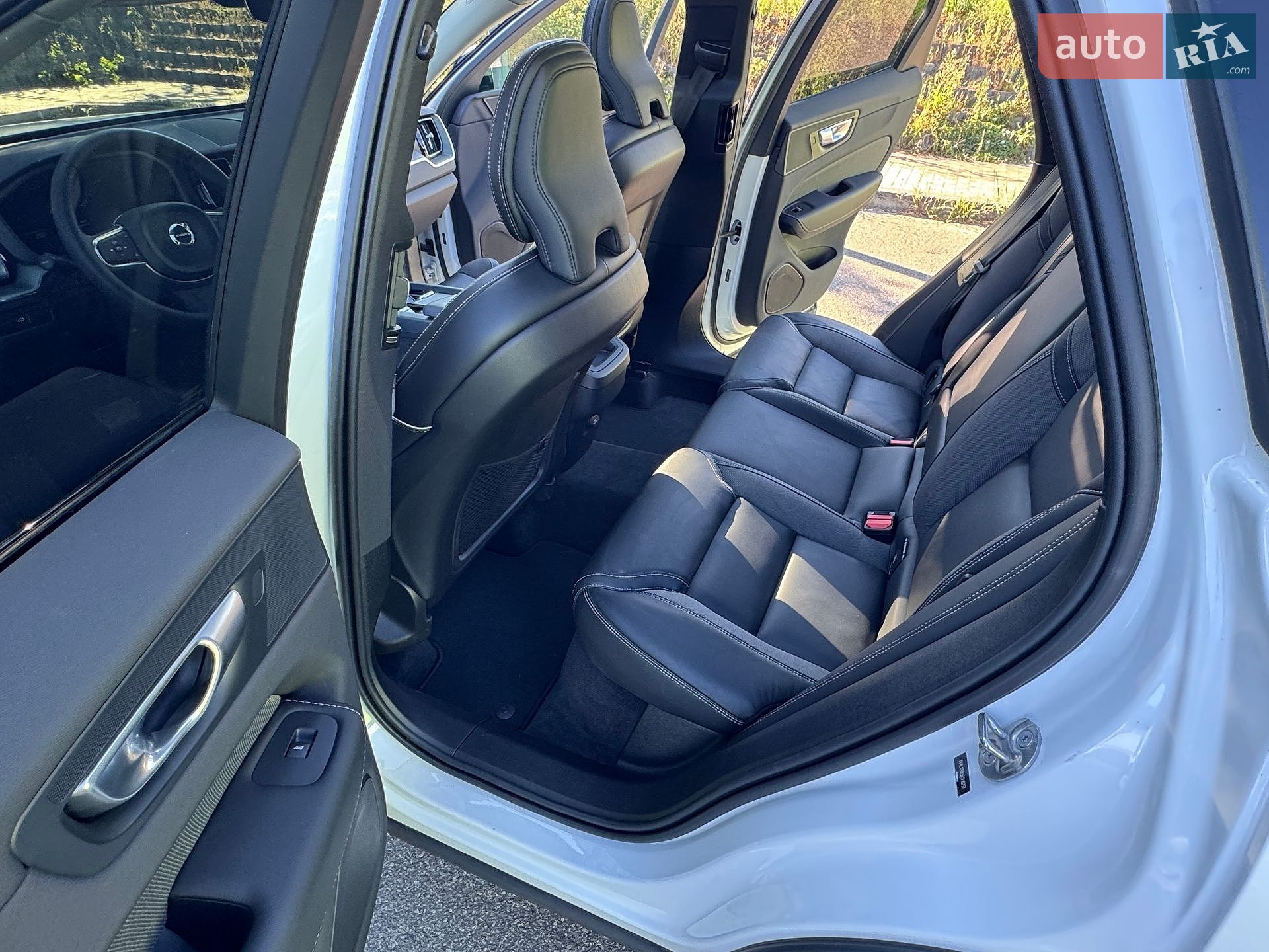 Volvo XC60 2023 VIN YV4L12RK5R1715757 фото оголошення 16 з 26