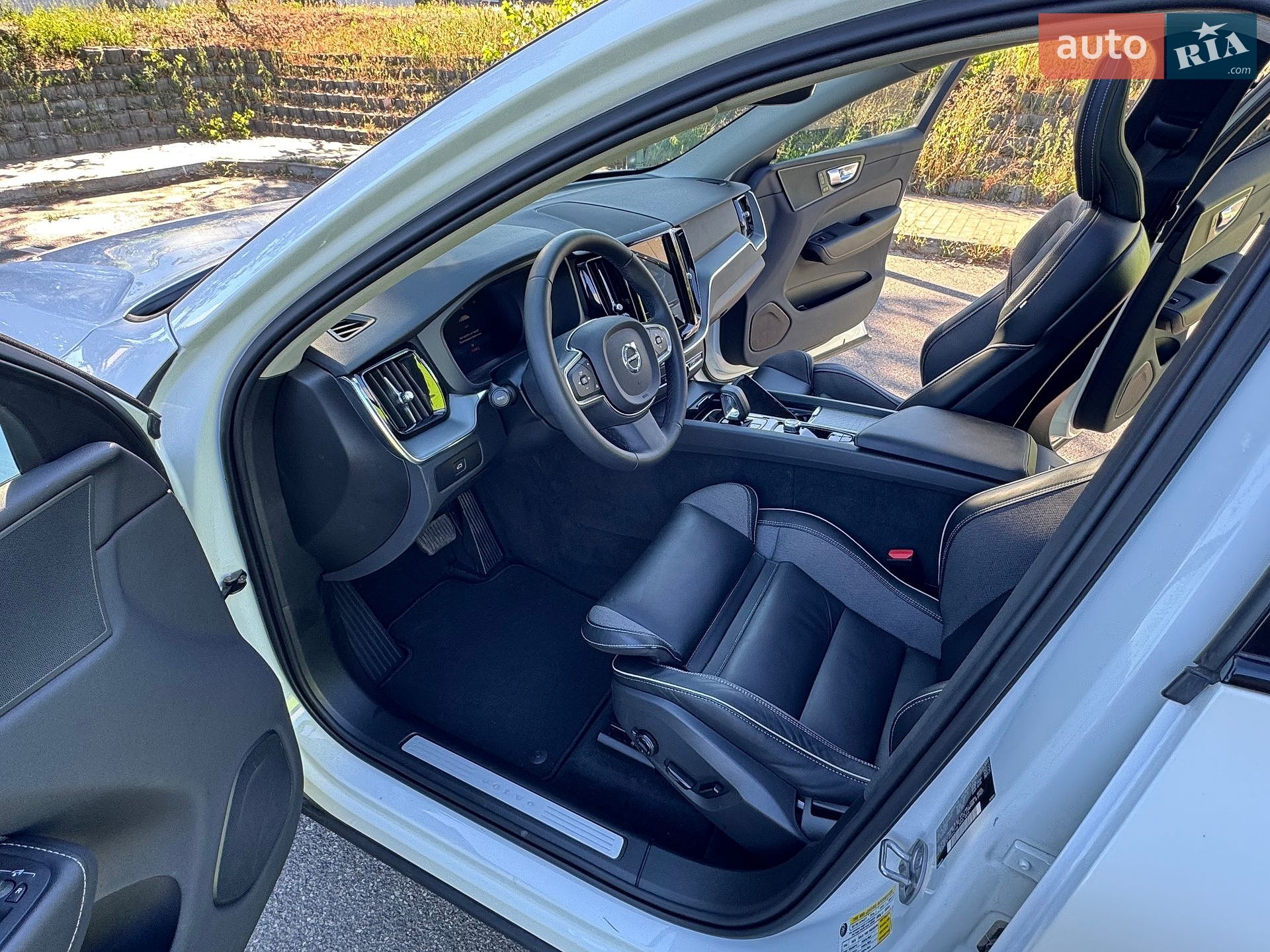 Volvo XC60 2023 VIN YV4L12RK5R1715757 фото оголошення 18 з 26