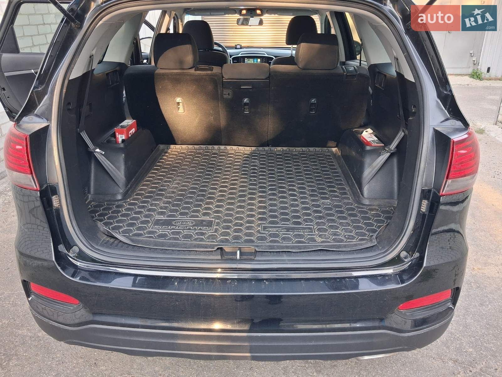 Kia Sorento 2018 VIN 5XYPG4A36KG551802 фото оголошення 9 з 16
