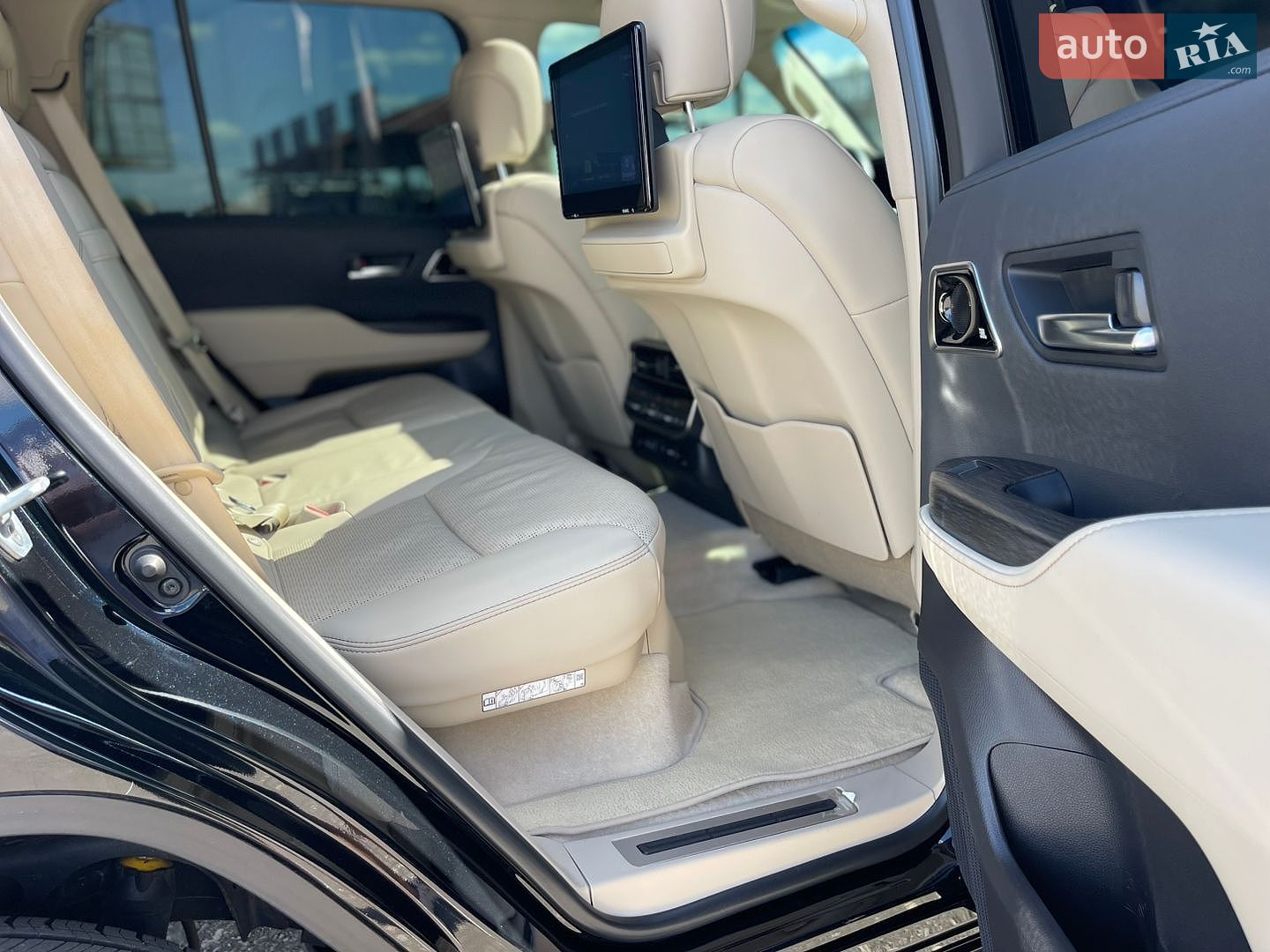 Toyota Land Cruiser 2023 VIN JTMAAABJ204041218 фото оголошення 22 з 70