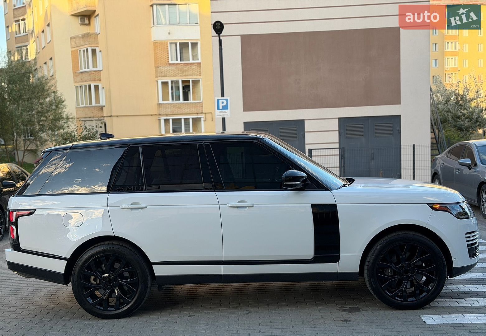 Land Rover Range Rover 2018 VIN SALGS2RE5JA393890 фото оголошення 8 з 23