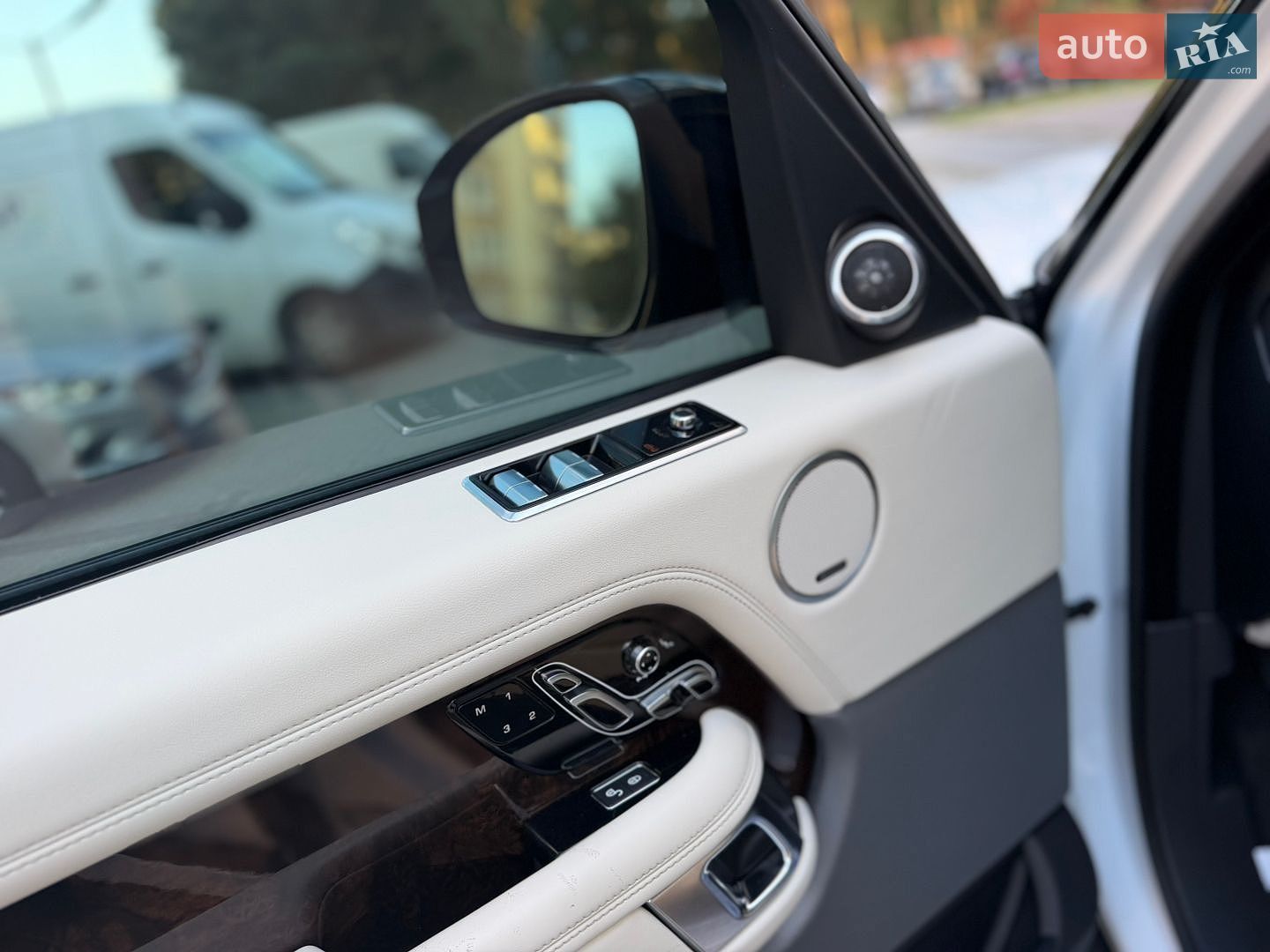 Land Rover Range Rover 2018 VIN SALGS2RE5JA393890 фото оголошення 11 з 23