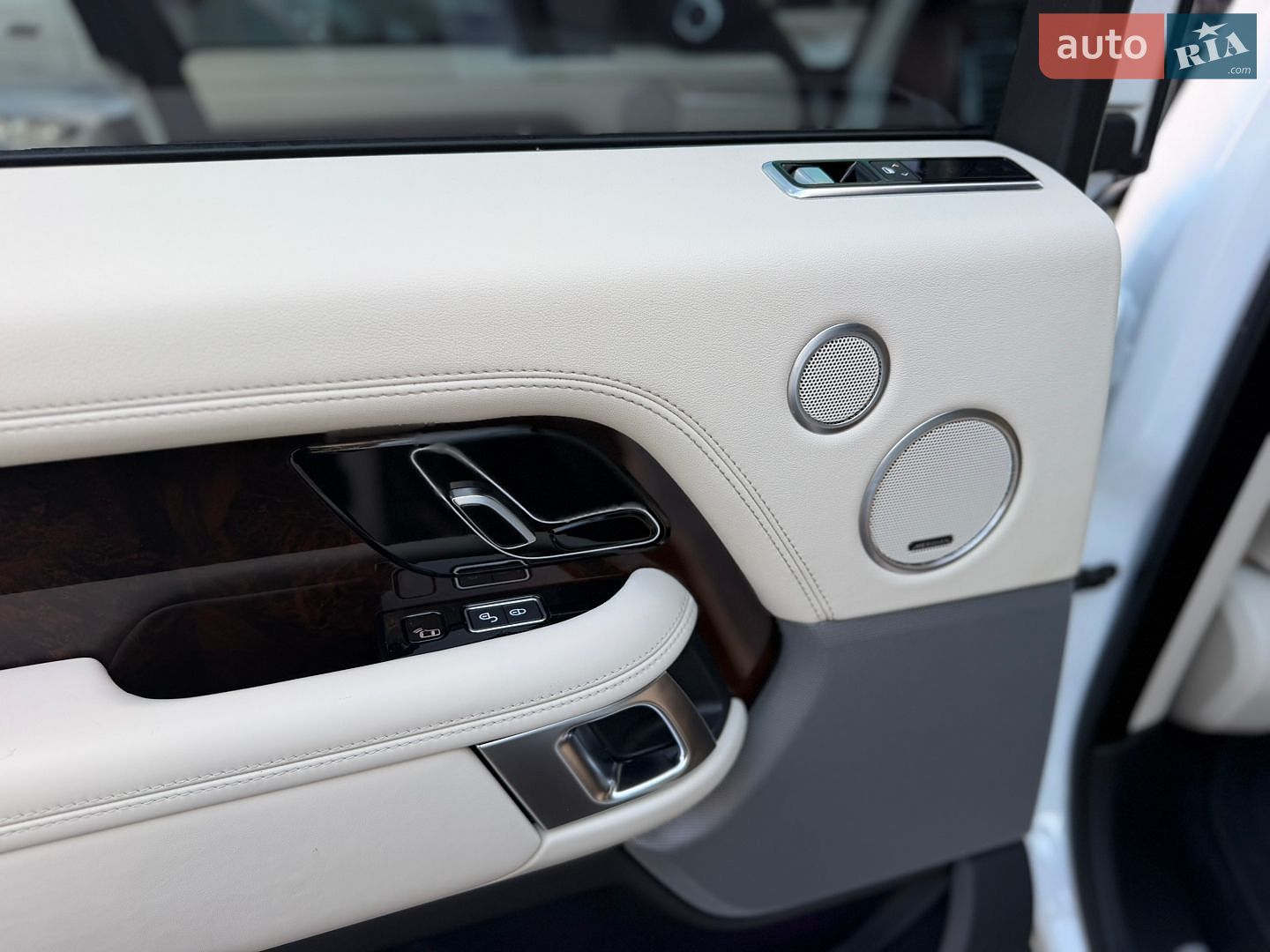 Land Rover Range Rover 2018 VIN SALGS2RE5JA393890 фото оголошення 16 з 23