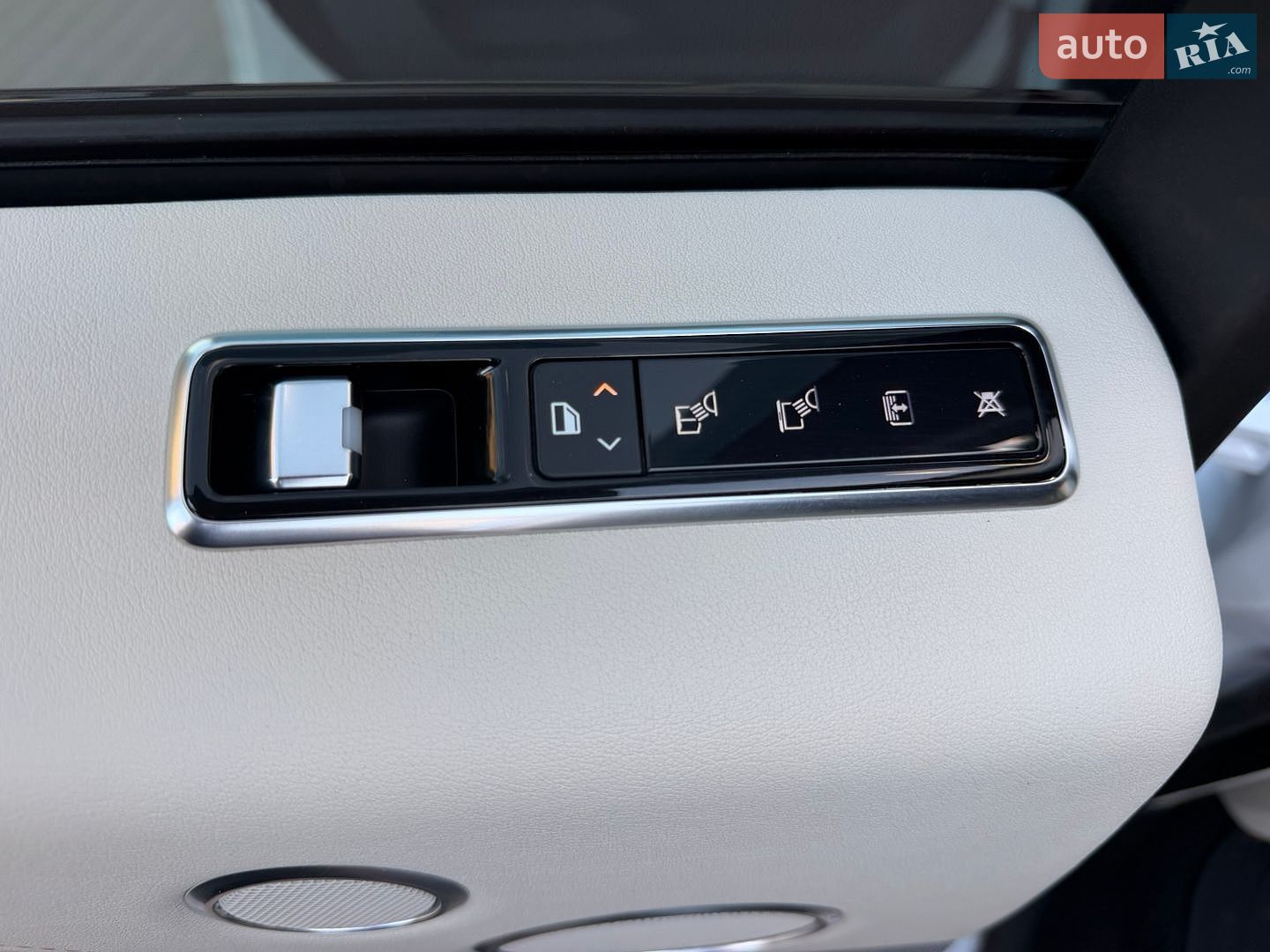 Land Rover Range Rover 2018 VIN SALGS2RE5JA393890 фото оголошення 17 з 23