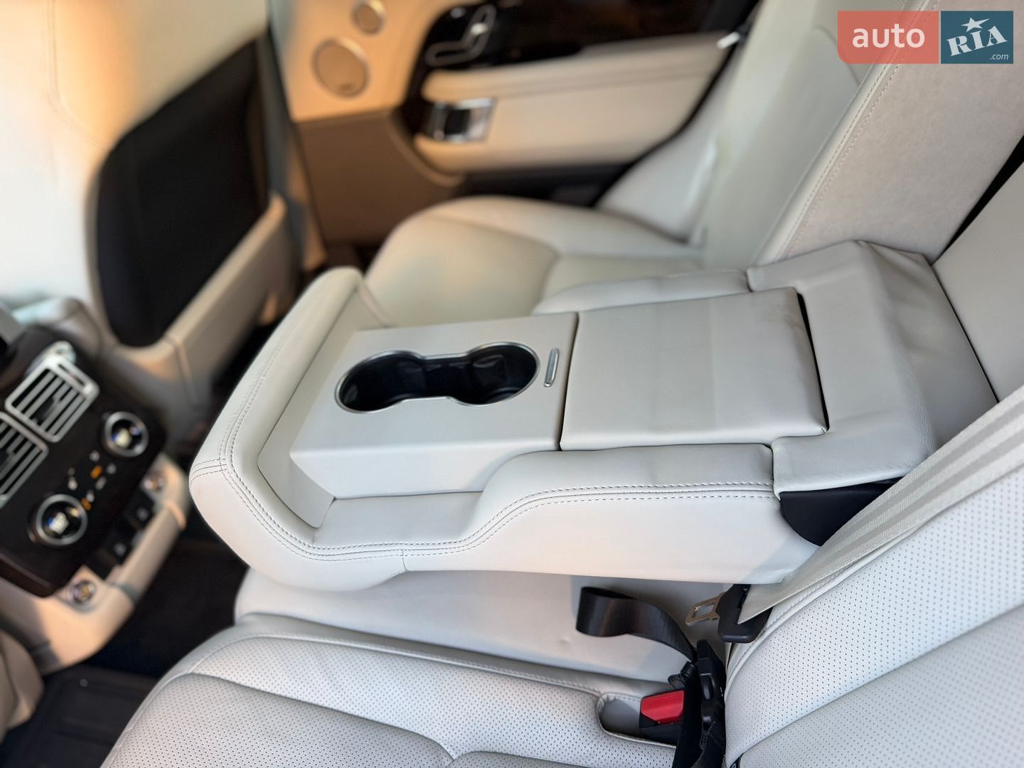 Land Rover Range Rover 2018 VIN SALGS2RE5JA393890 фото оголошення 18 з 23