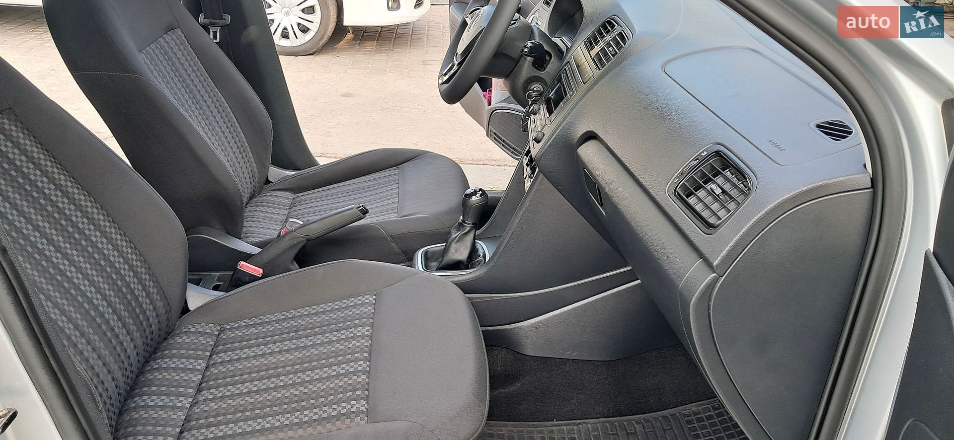 Volkswagen Polo 2017 VIN XW8ZZZ61ZHG045832 фото оголошення 2 з 9