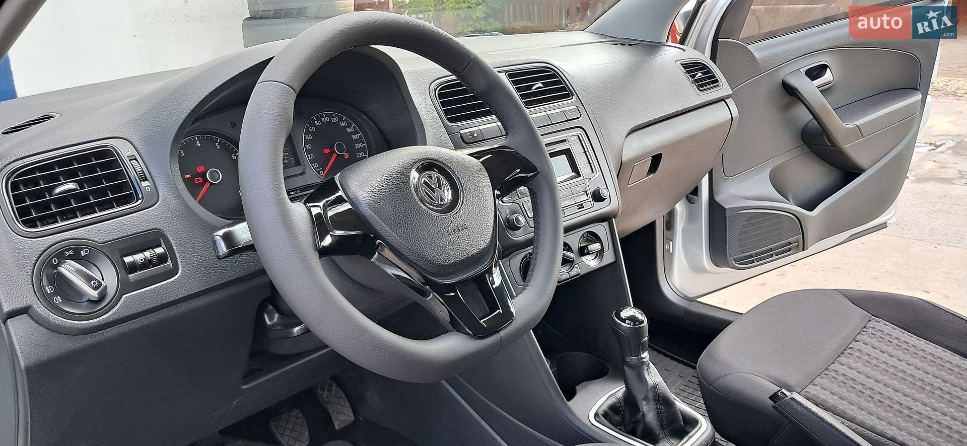 Volkswagen Polo 2017 VIN XW8ZZZ61ZHG045832 фото оголошення 4 з 9