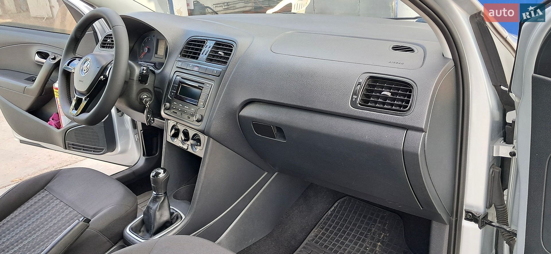 Volkswagen Polo 2017 VIN XW8ZZZ61ZHG045832 фото оголошення 6 з 9