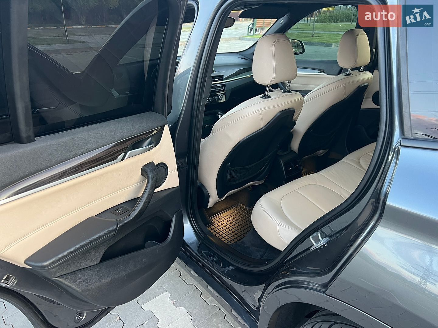 BMW X1 2017 VIN WBXHU7C36J5H43584 фото оголошення 12 з 18