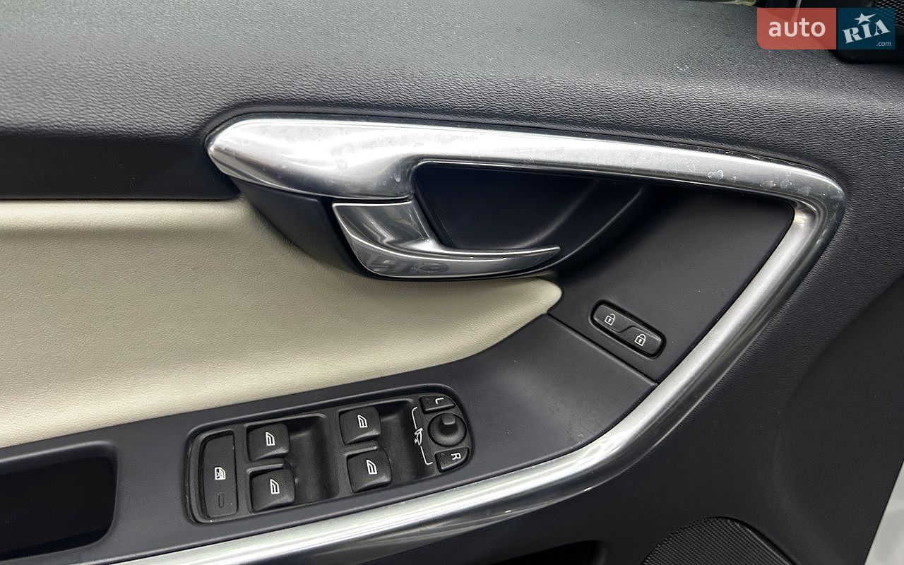 Volvo XC60 2016 VIN YV449MRR8H2107388 фото оголошення 18 з 21