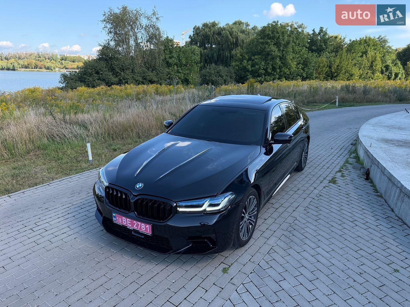 BMW 5 Series 2017 VIN WBAJA7C37HG907215 фото оголошення 2 з 36