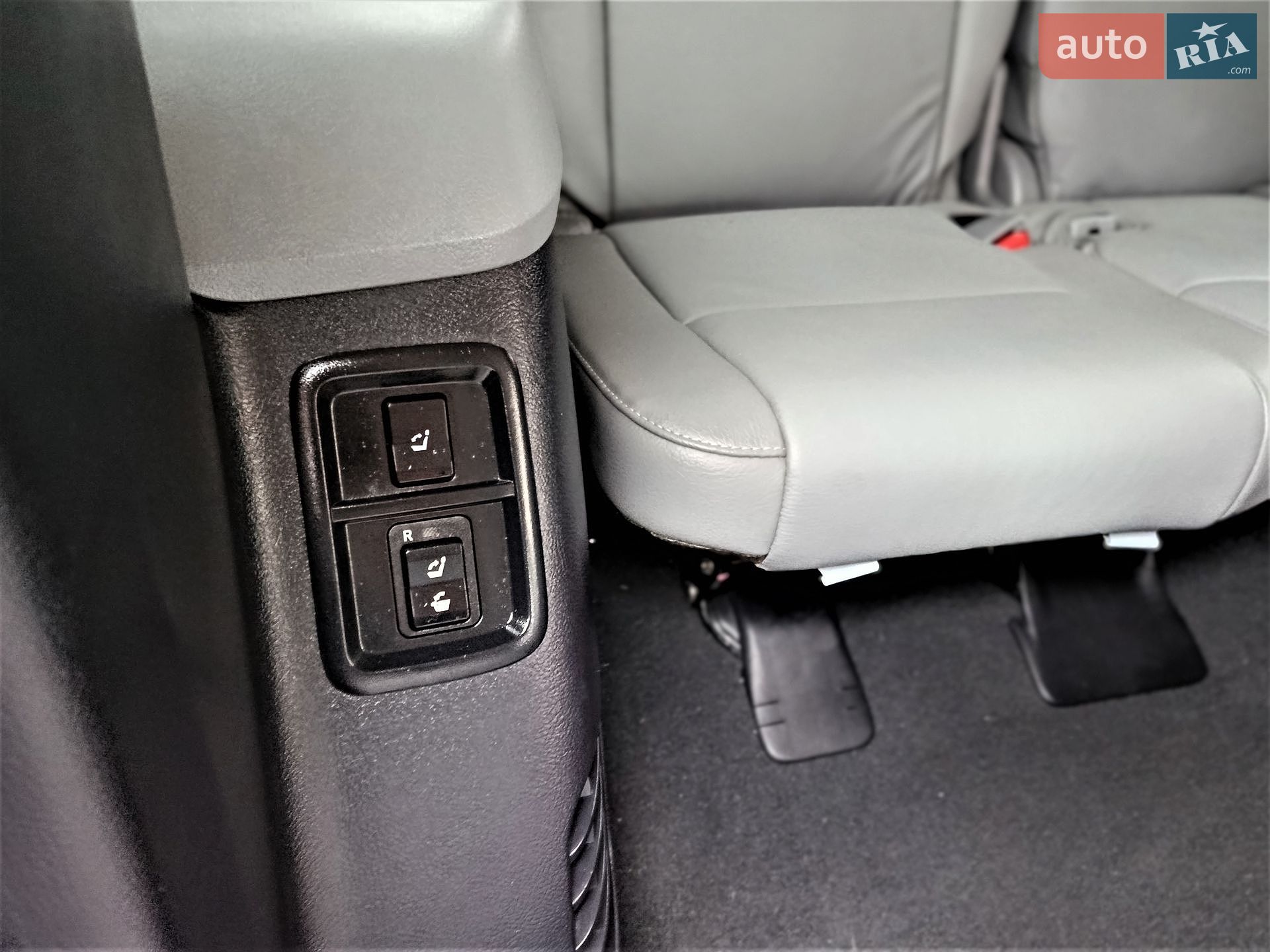 Toyota Sequoia 2018 VIN 5TDJY5G13KS167560 фото оголошення 32 з 60