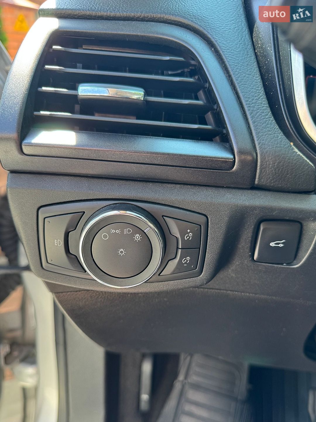 Ford Fusion 2019 VIN 3FA6P0RU0KR273928 фото оголошення 36 з 41