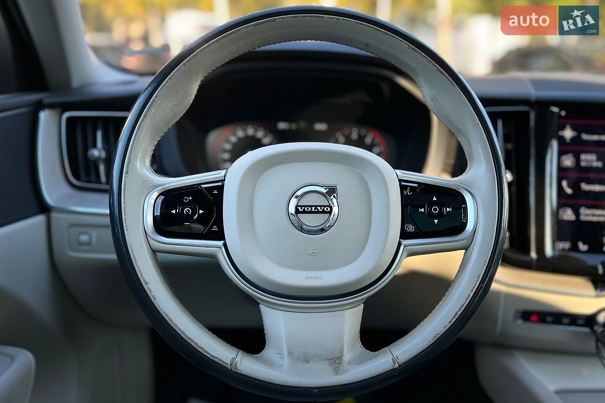 Volvo XC60 2017 VIN YV4102RL7J1036659 фото оголошення 13 з 25