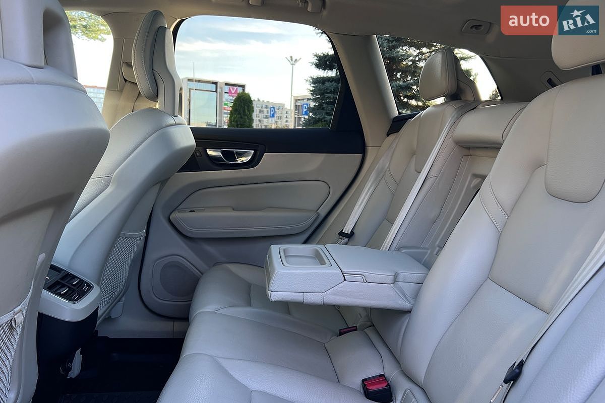 Volvo XC60 2017 VIN YV4102RL7J1036659 фото оголошення 24 з 25