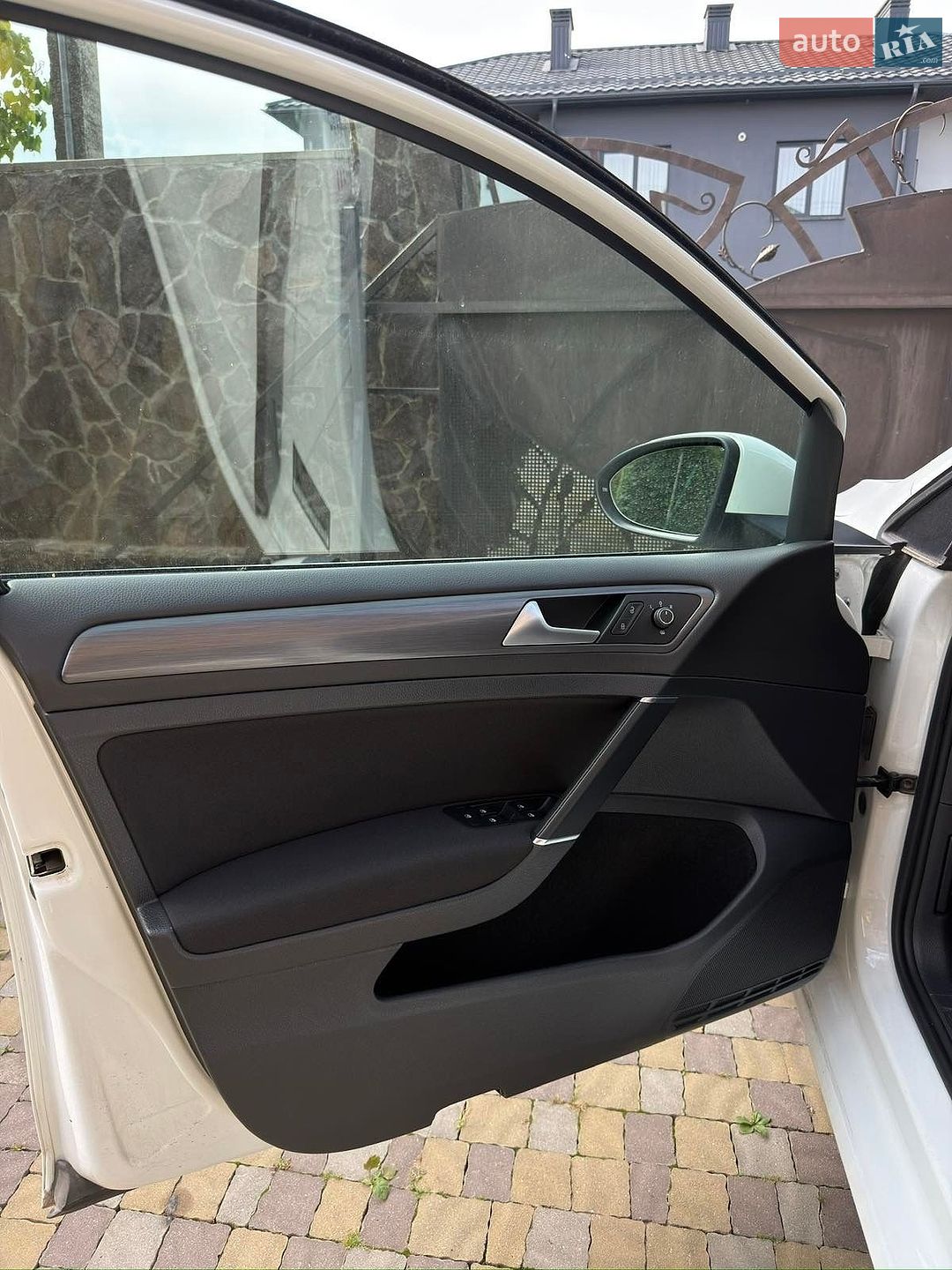 Volkswagen e-Golf 2017 VIN WVWKR7AUXHW950626 фото оголошення 22 з 32