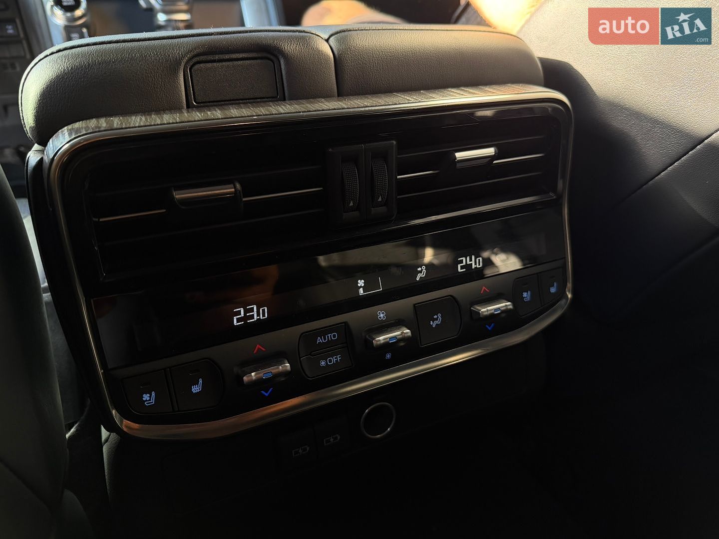 Toyota Land Cruiser 2023 VIN JTMABABJ104069296 фото оголошення 12 з 17