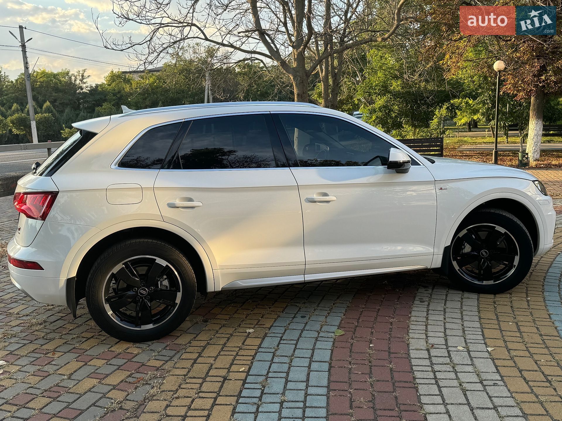Audi Q5 2019 VIN WA1BNAFY7K2079343 фото оголошення 14 з 41