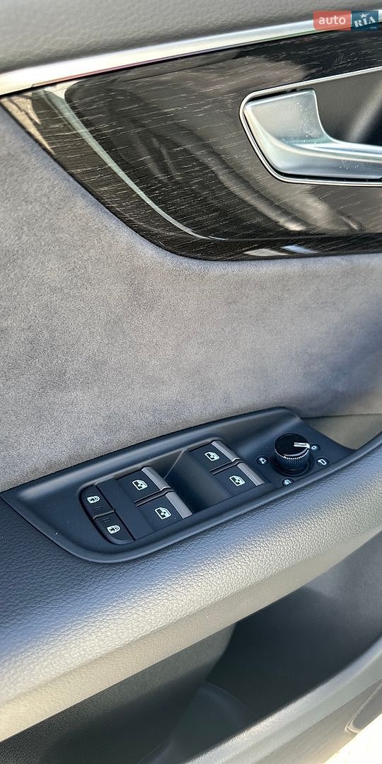 Audi Q8 2024 VIN WAUZZZF12RD015670 фото оголошення 18 з 25