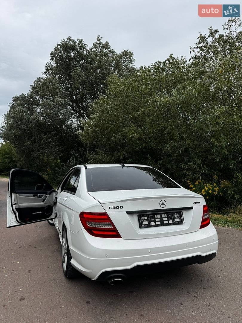Mercedes-Benz C-Class 2012 VIN WDDGF4HB3DF972730 фото оголошення 3 з 47