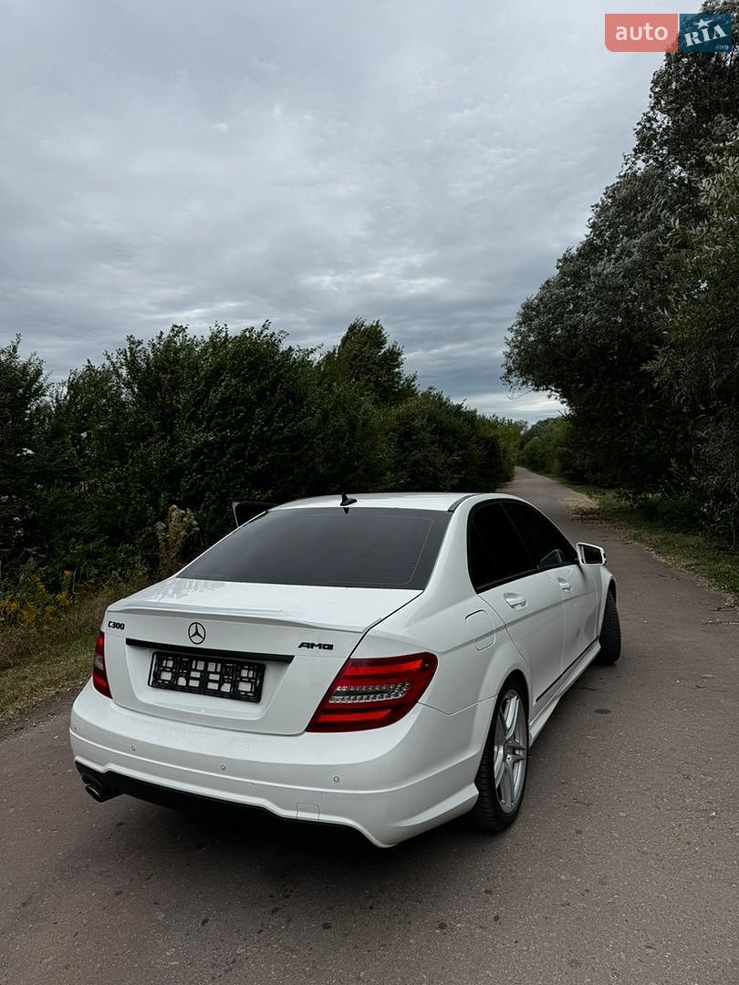 Mercedes-Benz C-Class 2012 VIN WDDGF4HB3DF972730 фото оголошення 4 з 47