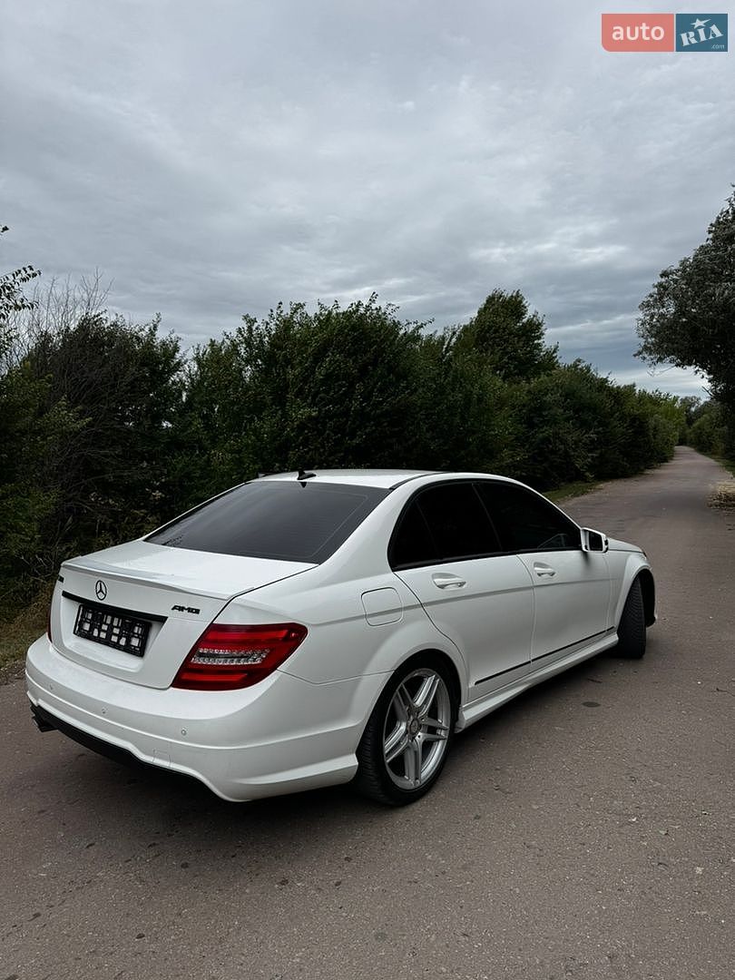 Mercedes-Benz C-Class 2012 VIN WDDGF4HB3DF972730 фото оголошення 8 з 47