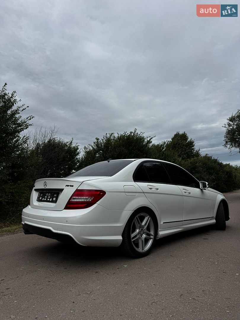 Mercedes-Benz C-Class 2012 VIN WDDGF4HB3DF972730 фото оголошення 9 з 47