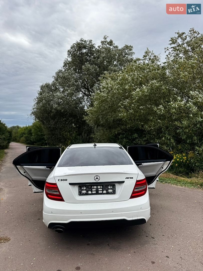 Mercedes-Benz C-Class 2012 VIN WDDGF4HB3DF972730 фото оголошення 10 з 47