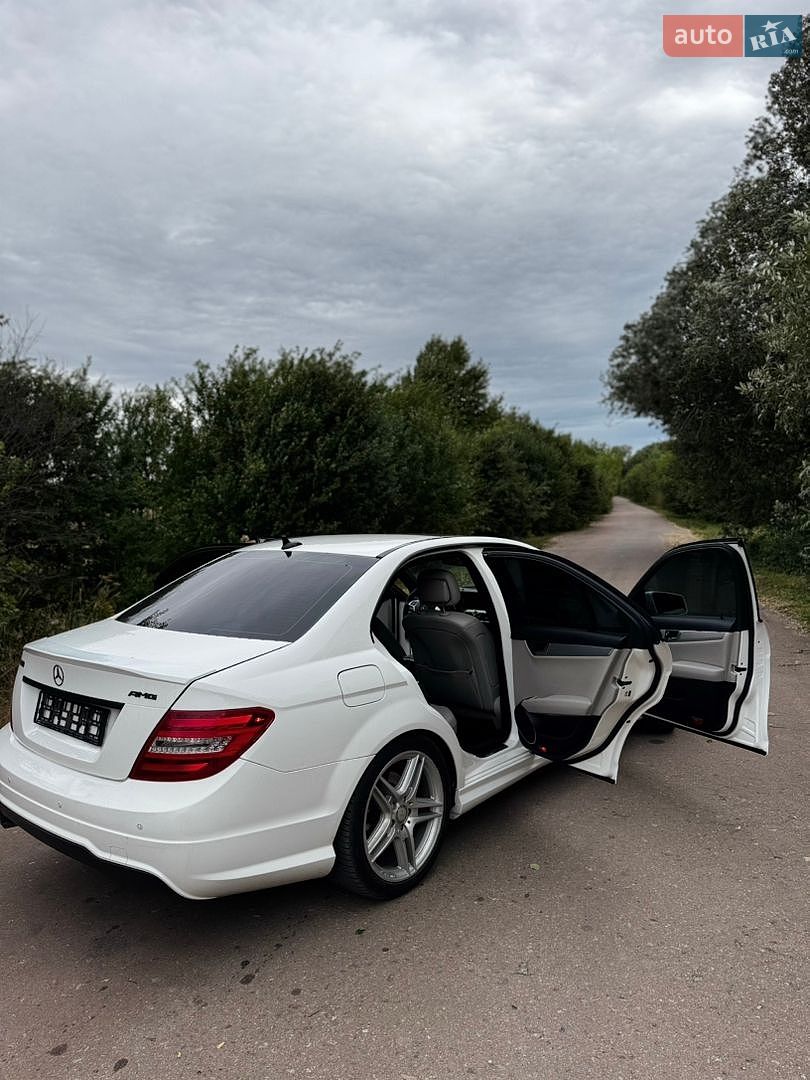 Mercedes-Benz C-Class 2012 VIN WDDGF4HB3DF972730 фото оголошення 12 з 47
