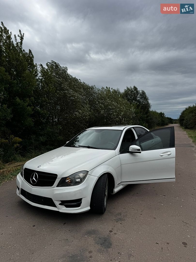 Mercedes-Benz C-Class 2012 VIN WDDGF4HB3DF972730 фото оголошення 17 з 47
