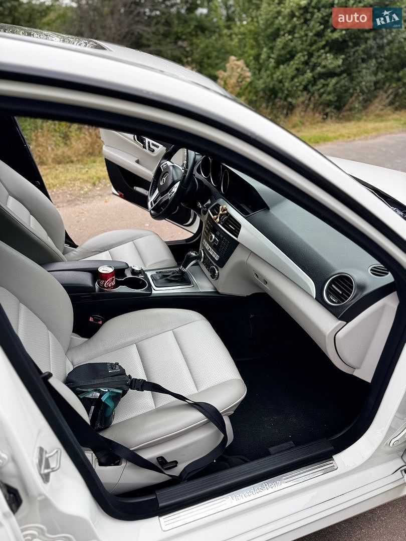 Mercedes-Benz C-Class 2012 VIN WDDGF4HB3DF972730 фото оголошення 28 з 47